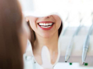 Frau-Spiegel-Laecheln-197331973-AS-pikselstock