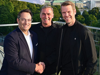 (V. l. n. r.) Eric Bussert, Vorstand Vertrieb & Marketing der HanseMerkur, Stefan Kuntz, Vorstand Sport HSV und Dr. Eric Huwer, Vorstand Finanzen & Organisation HSV, freuen sich über die verlängerte Partnerschaft.