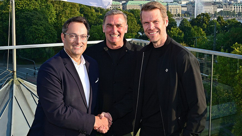 (V. l. n. r.) Eric Bussert, Vorstand Vertrieb & Marketing der HanseMerkur, Stefan Kuntz, Vorstand Sport HSV und Dr. Eric Huwer, Vorstand Finanzen & Organisation HSV, freuen sich über die verlängerte Partnerschaft.