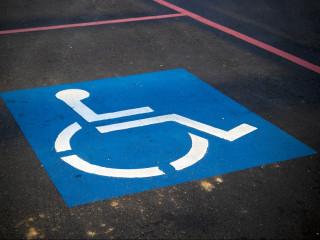 Teilhabe für Menschen mit Behinderungen ist schon im Straßenverkehr schwierig. Das gilt auch im Internet (Symbolbild).