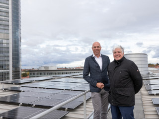 Der NÜRNBERGER CFO Dr. Jürgen Voß mit N-ERGIE-Chef Maik Render nahmen die Photovoltaik-Anlage auf dem Dach der NÜRNBERGER Unternehmenszentrale in Betrieb.