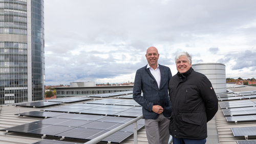 Der NÜRNBERGER CFO Dr. Jürgen Voß mit N-ERGIE-Chef Maik Render nahmen die Photovoltaik-Anlage auf dem Dach der NÜRNBERGER Unternehmenszentrale in Betrieb.