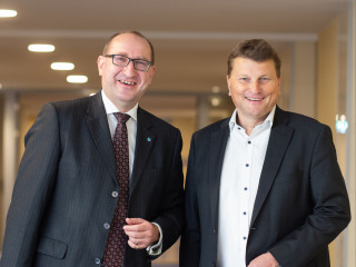 Dr. Guido Bader, Vorstandsvorsitzender der Stuttgarter (links), und Dr. Ulrich Mitzlaff, Vorstandsvorsitzender der SDK (rechts)