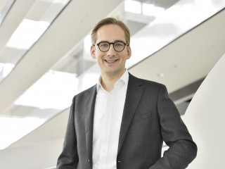 Dr. Christian Hermelingmeier, Finanzvorstand der HDI Global SE, übernimmt zum 1. April 2025 die Rolle des CFO bei der Hannover Rück SE.