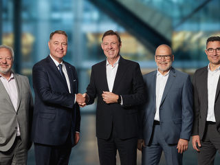 (v.l.n.r.) Patric Fedlmeier (Vorstandsmitglied Provinzial), Prof. Dr. Frank Walthes (Vorstandsvorsitzender Versicherungskammer), Dr. Wolfgang Breuer (Vorstandsvorsitzender Provinzial), Dr. Stephan Spieleder (Vorstandsmitglied Versicherungskammer), Dr. Rainer Sommer (Vorstandsmitglied Provinzial)