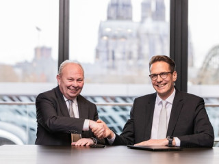 Gottfried Rüßmann (links) übergibt das Amt des Vorstandsvorsitzenden der DEVK Versicherungen zum Jahresanfang 2026 an seinen Nachfolger Michael Knaup.