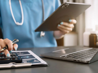 Das Bundesgesundheitsministerium hatte für 2025 einen Anstieg des durchschnittlichen Zusatzbeitrags von 1,70 auf 2,50 Prozent prognostiziert. Laut Finanztip bleiben jedoch nur wenige Kassen unter diesem Wert.