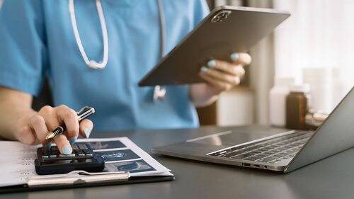Das Bundesgesundheitsministerium hatte für 2025 einen Anstieg des durchschnittlichen Zusatzbeitrags von 1,70 auf 2,50 Prozent prognostiziert. Laut Finanztip bleiben jedoch nur wenige Kassen unter diesem Wert.