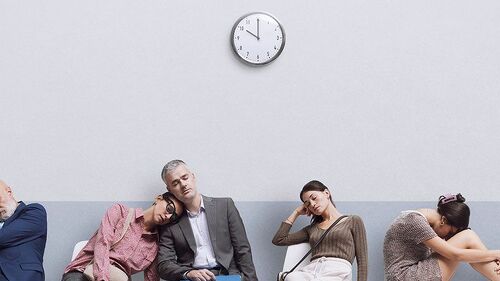 Aktuell müssen gesetzlich Versicherte oft deutlich länger auf Facharzttermine warten als Privatpatienten.