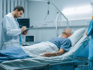 Der GKV-Spitzenverband macht die Politik für die finanzielle Schieflage der gesetzlichen Krankenkassen mitverantwortlich.