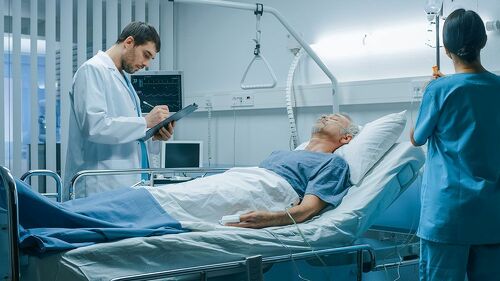 Der GKV-Spitzenverband macht die Politik für die finanzielle Schieflage der gesetzlichen Krankenkassen mitverantwortlich.