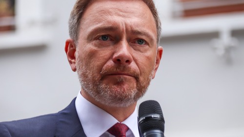 Neben seinen wirtschaftspolitischen Forderungen nutzte Lindner die Bühne, um klare Kritik an den politischen Mitbewerbern zu üben.