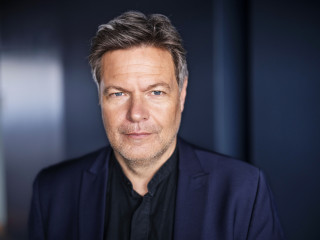 Neben den Angriffen auf die Union zeigte sich Habeck auch selbstkritisch. Die Nicht-Verlängerung der Mietpreisbremse sei ein schwerer Fehler der Ampelregierung gewesen.