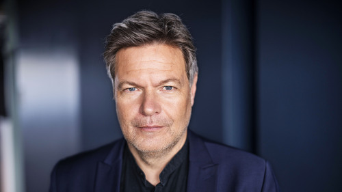 Neben den Angriffen auf die Union zeigte sich Habeck auch selbstkritisch. Die Nicht-Verlängerung der Mietpreisbremse sei ein schwerer Fehler der Ampelregierung gewesen.