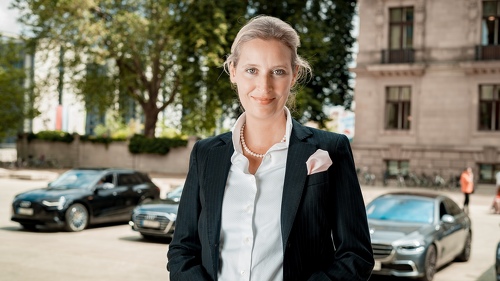 Weidel zeigte sich in ihrer Rede auf dem Parteitag der AfD in Riesa als entschlossene Führungsfigur.