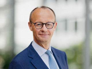 Im europäischen Kontext fordert Friedrich Merz eine geschlossenere Strategie der EU, insbesondere im Umgang mit den USA.