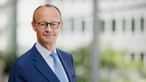 Im europäischen Kontext fordert Friedrich Merz eine geschlossenere Strategie der EU, insbesondere im Umgang mit den USA.