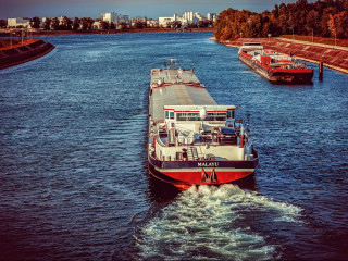 Technisch sind automatisierte Binnenschiffe längst realisierbar, doch rechtliche Hürden bremsen ihren Einsatz - das soll sich ändern, fordern die Versicherer (Symbolbild).