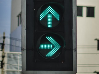 Rund 2,9 Millionen Versicherte wechselten ihren Anbieter – und sparten dabei durchschnittlich 125 Euro. Was die Wechselbereitschaft treibt und welche Anbieter profitieren (Symbolbild).