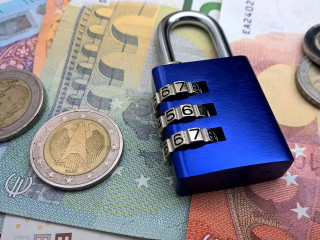 Bei der Geldanlage 2025 steht vor allem Sicherheit im Fokus der Deutschen, so ein Umfrage-Ergebnis (Symbolbild).