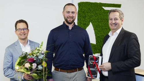 LVM bedankt sich beim eine millionsten Kundenportal-Nutzer. Christian Wilkes (LVM-Agenturinhaber), Philipp Harpering (LVM-Kunde), Marcus Loskant (IT-Vorstand LVM)