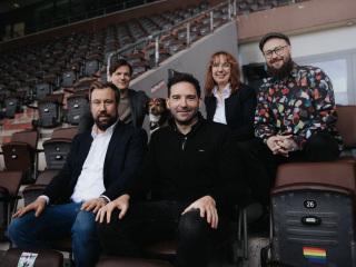 Wilken Engelbracht (Kaufmännischer Geschäftsleiter beim FC St. Pauli), Hund Frippe, Imke Brammer-Rahlfs (Vorstandsvorsitzende der Uelzener), Mikko Pihavaara (Head of Sales Partnerships & Hospitality beim FC St. Pauli) in der hinteren Reihe (v.l.n.r.), Dr. Sebastian Tiedemann (Bereichsleiter Markt & Kunde bei der Uelzener) und Florian Dederichs (Bereichsleiter Vermarktung beim FC St. Pauli) in der vorderen Reihe (v.l.n.r.) freuen sich auf die Zusammenarbeit.