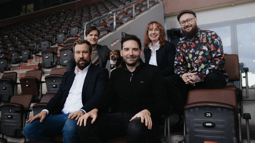 Wilken Engelbracht (Kaufmännischer Geschäftsleiter beim FC St. Pauli), Hund Frippe, Imke Brammer-Rahlfs (Vorstandsvorsitzende der Uelzener), Mikko Pihavaara (Head of Sales Partnerships & Hospitality beim FC St. Pauli) in der hinteren Reihe (v.l.n.r.), Dr. Sebastian Tiedemann (Bereichsleiter Markt & Kunde bei der Uelzener) und Florian Dederichs (Bereichsleiter Vermarktung beim FC St. Pauli) in der vorderen Reihe (v.l.n.r.) freuen sich auf die Zusammenarbeit.