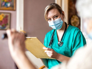 Das Gericht stellte fest, dass die Post-COVID-Beschwerden des Krankenpflegers zweifelsfrei im Zusammenhang mit seiner COVID-19-Infektion stehen, die während seiner Tätigkeit im Gesundheitswesen erfolgte.