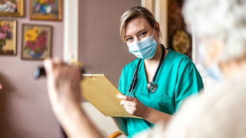 Das Gericht stellte fest, dass die Post-COVID-Beschwerden des Krankenpflegers zweifelsfrei im Zusammenhang mit seiner COVID-19-Infektion stehen, die während seiner Tätigkeit im Gesundheitswesen erfolgte.