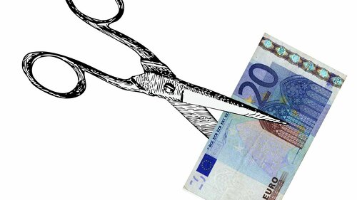 Viele Versicherer senken den Rentenfaktor in privaten Rentenverträgen und kürzen damit die Rentenzahlungen um bis zu 25 Prozent. Ein Gerichtsurteil aus Köln erklärte eine solche Kürzung bereits für unwirksam, doch eine endgültige Entscheidung des Bundesgerichtshofs könnte Jahre dauern.