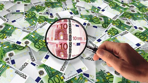 Festgeld bringt Sparerinnen und Sparern im Durchschnitt nicht mehr genug Rendite, um die Inflation auszugleichen, so eine Verivox-Erhebung.