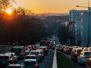 Die HUK-Coburg führt einen neuen Schadenservice ein, der es Fahrern vernetzter Fahrzeuge ermöglicht, Unfallschäden schnell und digital zu melden.