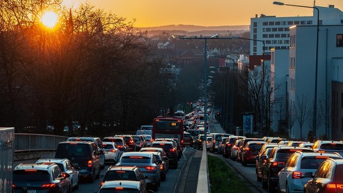Die HUK-Coburg führt einen neuen Schadenservice ein, der es Fahrern vernetzter Fahrzeuge ermöglicht, Unfallschäden schnell und digital zu melden.