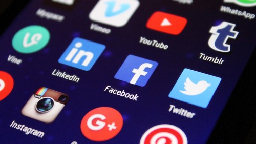 Die Social Media-Präsenz der Versicherer wächst: Eine aktuelle Studie zeigt, dass Unternehmen im Schnitt 294 Beiträge pro Jahr auf sechs Plattformen veröffentlichen.