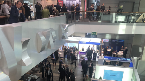 Im Mozartsaal des Congress Center Rosengarten wurde auf dem Fondskongress 2025 intensiv über die Auswirkungen der Trump-Präsidentschaft auf die Finanzmärkte diskutiert.