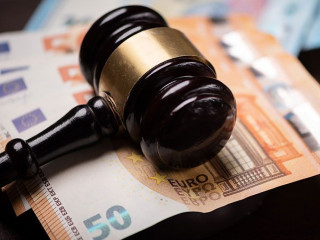 Verbraucher, die von Kürzungen ihrer Riester-Rente betroffen sind, sollten ihren Versicherungsvertrag genau prüfen.