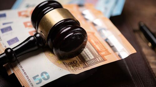 Verbraucher, die von Kürzungen ihrer Riester-Rente betroffen sind, sollten ihren Versicherungsvertrag genau prüfen.