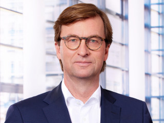 Dr. Uwe Schroeder-Wildberg, Vorstandsvorsitzender der MLP SE, verabschiedete Bereichsvorstand Firmenkunden Dr. Ralf Raube.