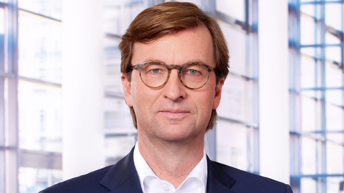 Dr. Uwe Schroeder-Wildberg, Vorstandsvorsitzender der MLP SE, verabschiedete Bereichsvorstand Firmenkunden Dr. Ralf Raube.