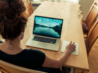 Welchen Einfluss moderne Arbeitsmodelle – insbesondere Homeoffice – auf das Einsamkeitsempfinden? Das untersucht der Einsamkeitsreport der Techniker Krankenkasse (Symbolbild).