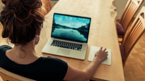 Welchen Einfluss moderne Arbeitsmodelle – insbesondere Homeoffice – auf das Einsamkeitsempfinden? Das untersucht der Einsamkeitsreport der Techniker Krankenkasse (Symbolbild).