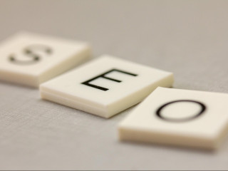 Die Allianz führt weiterhin die Liste der sichtbarsten Versicherungen im SEO-Ranking an, doch die HUK konnte den Abstand im Jahr 2024 deutlich verringern.