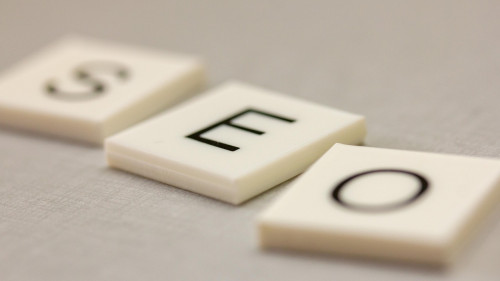 Die Allianz führt weiterhin die Liste der sichtbarsten Versicherungen im SEO-Ranking an, doch die HUK konnte den Abstand im Jahr 2024 deutlich verringern.