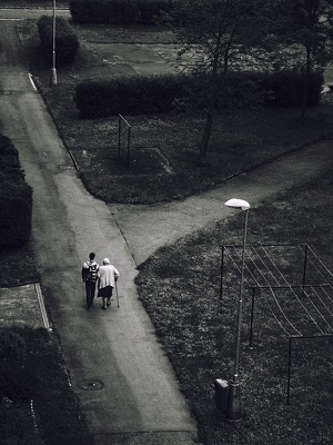 Die Pflegeversicherung steht vor einem Scheideweg (Symbolbild).
