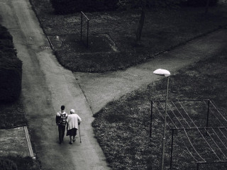 Die Pflegeversicherung steht vor einem Scheideweg (Symbolbild).
