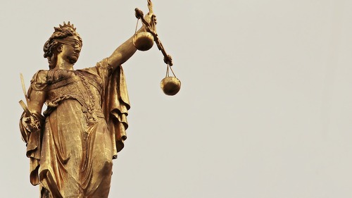 Der Bund der Versicherten (BdV) und die Verbraucherzentrale Hamburg haben vor dem Oberlandesgericht Köln eine Niederlage erlitten. Die Klage gegen die Widerrufsbelehrung der AXA Relax PrivatRente Chance wurde abgewiesen (Az. 20 UKl 1/24).