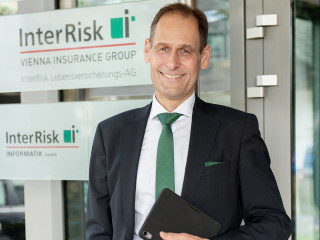 Dr. Florian Sallmann, der neue Vorstandsvorsitzende der InterRisk, ist von den Spitzenbewertungen und Spitzenrankings seiner Gesellschaft begeistert.