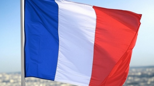 Während in Frankreich fast alle Haushalte gegen Naturkatastrophen versichert sind, liegt die Quote in Deutschland nur bei 50 Prozent. Verbraucherschützer fordern deshalb eine verpflichtende Elementarschadenversicherung nach französischem Vorbild.