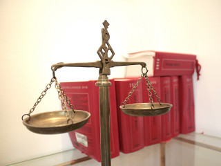 Der Bundesgerichtshof (BGH, Az. IV ZR 32/24) hat entschieden, dass Versicherer den Tagessatz in der Krankentagegeldversicherung nicht einseitig senken dürfen, wenn das Einkommen des Versicherungsnehmers sinkt.