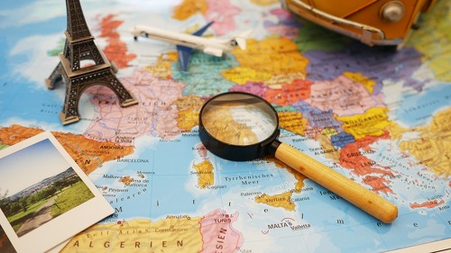 Die Urlaubszeit steht vor der Tür – doch wer sich entspannt auf Reisen begeben will, sollte sich vorab mit dem passenden Versicherungsschutz auseinandersetzen. Der Bund der Versicherten e. V. (BdV) warnt davor, dass nicht alle Reiseversicherungen sinnvoll sind oder den erwarteten Schutz bieten.